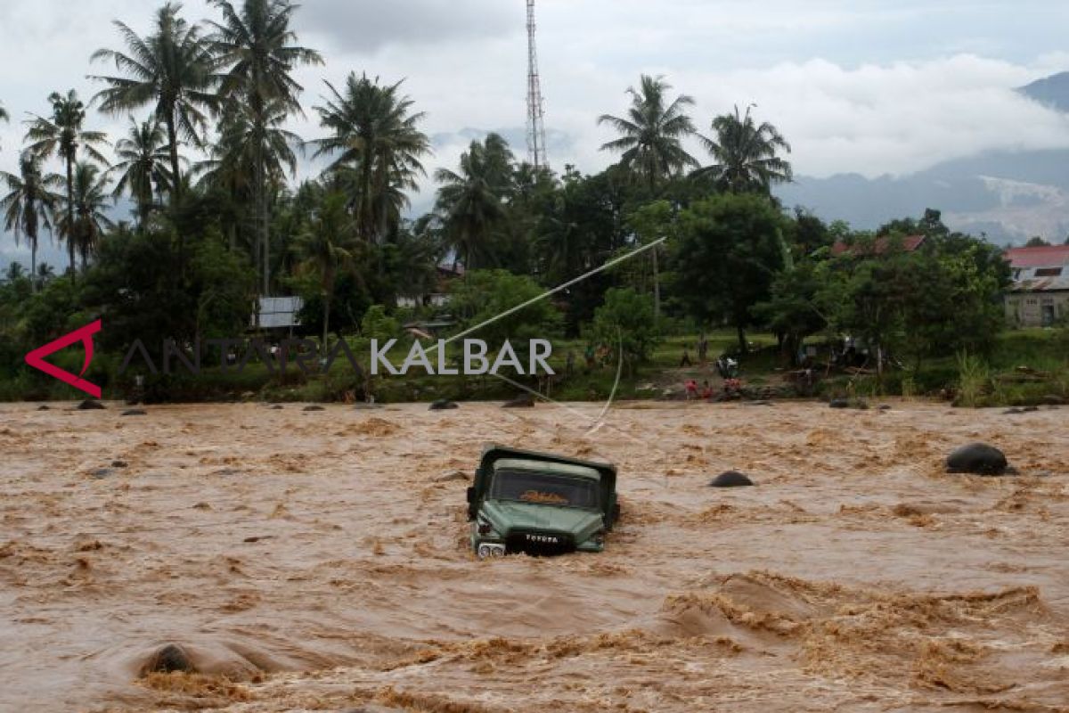 Warga Padang terjebak di aliran sungai deras