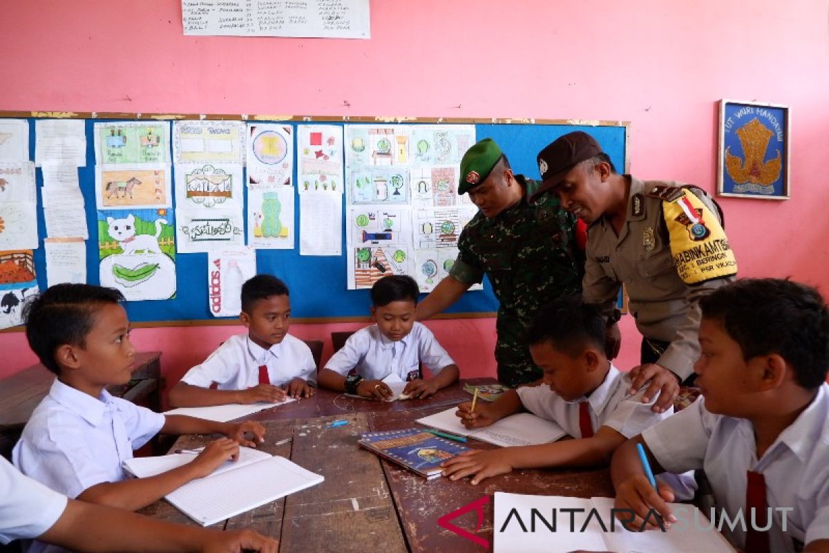 Peduli pendidikan, TNI-Polri bersinergi mengajar di sekolah