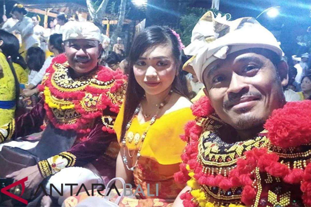 Setiap Jumat, Disbud Buleleng pentaskan topeng-barong