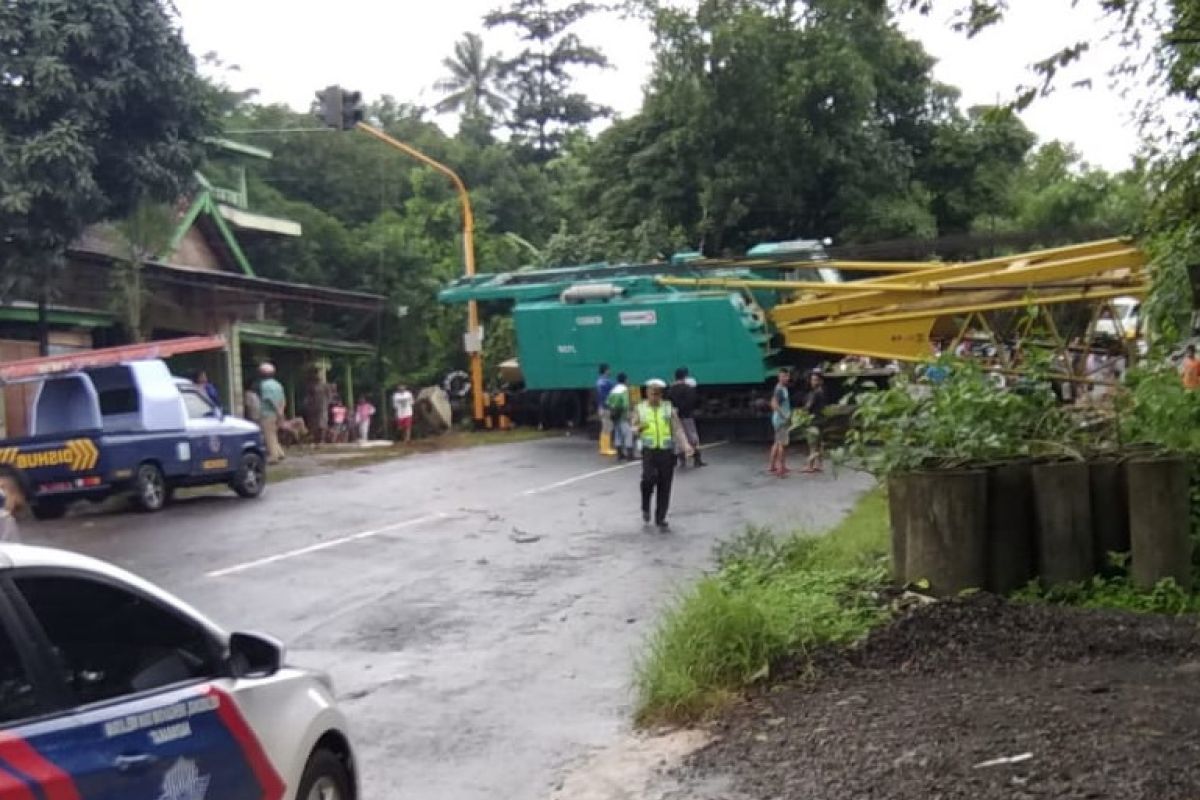 Truk angkut mesin "crane" terguling tutup Jalan Jepara-Bangsri