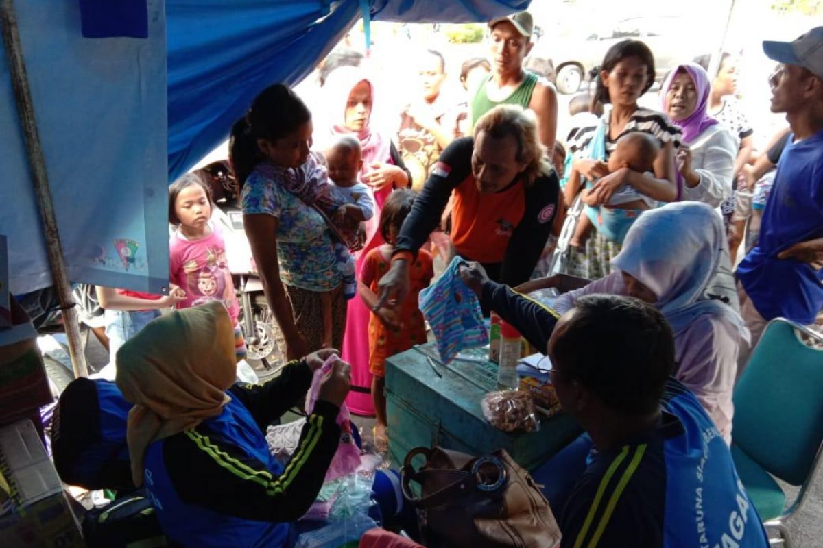 Relawan Tagana salurkan perlengkapan balita korban tsunami Selat Sunda
