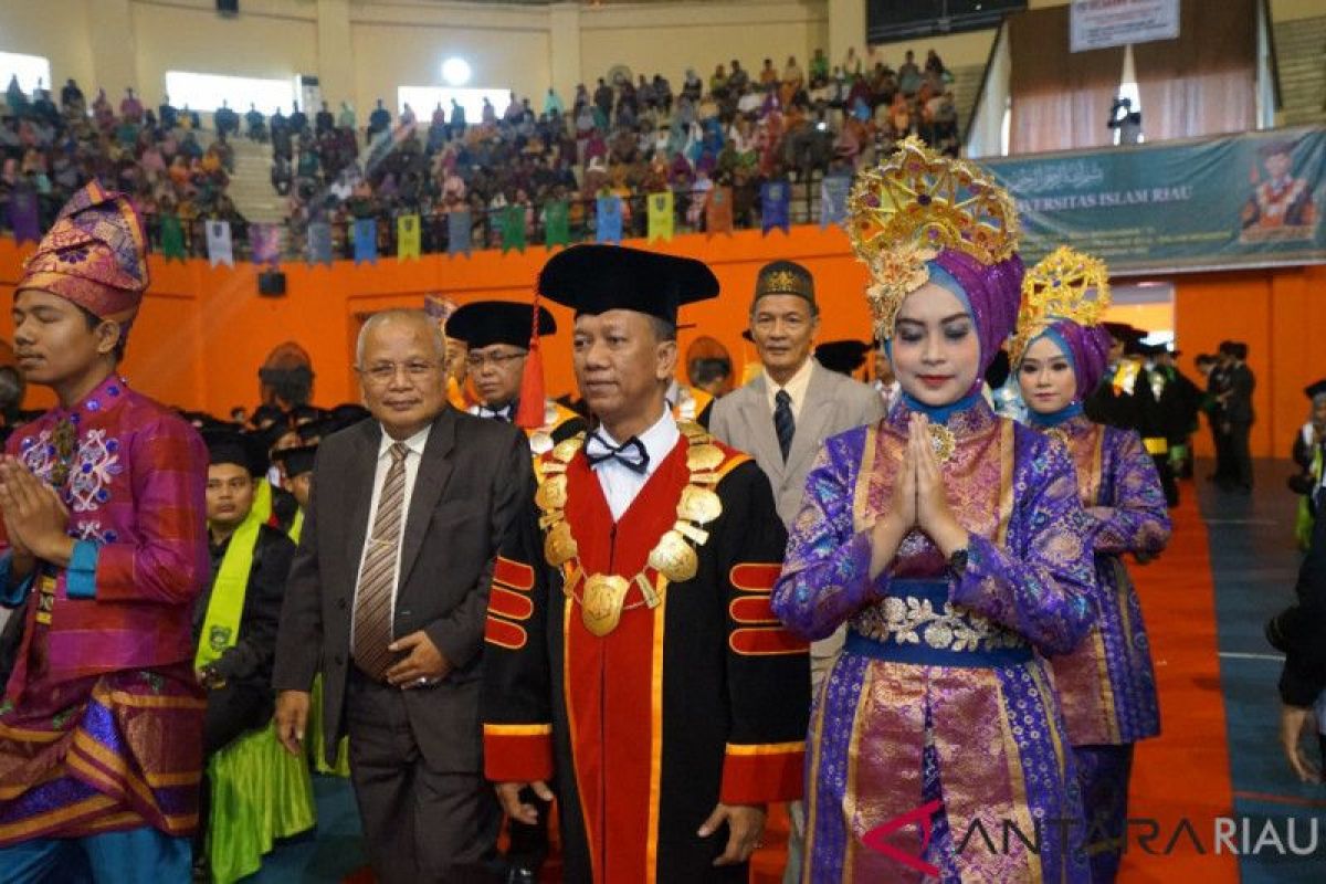 Islamic University of Riau graduates 1,236 students, 10 from Thailand
