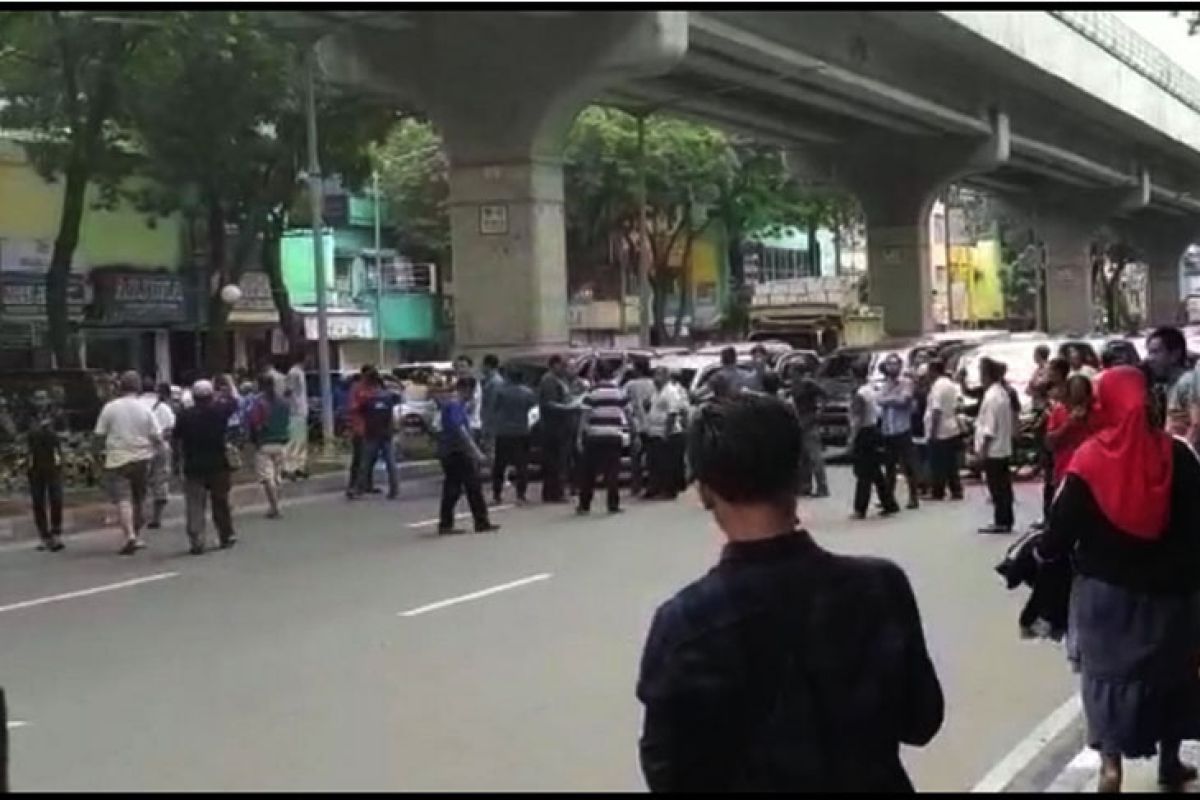 Warga Blokade jalan Jenderal  Sudirman Palembang