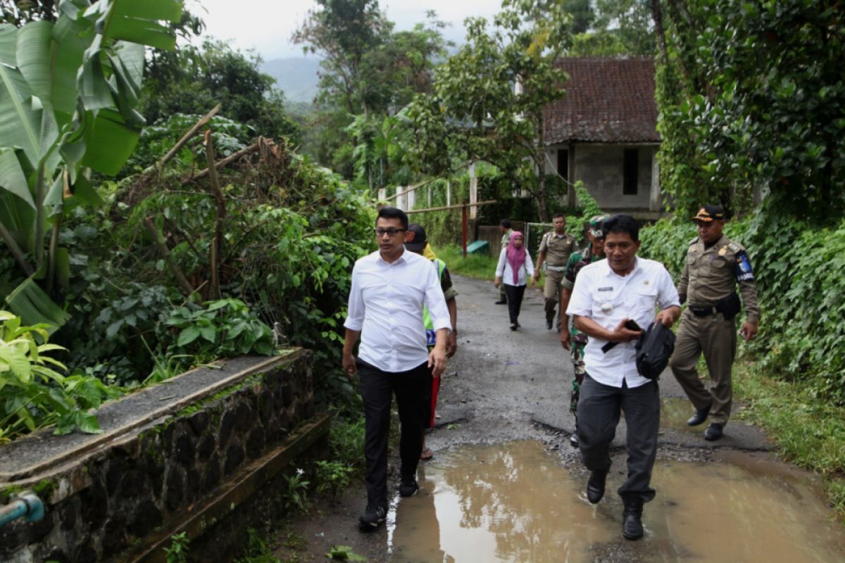 Wabup Pandeglang Pantau Longsor Di Mandalawangi