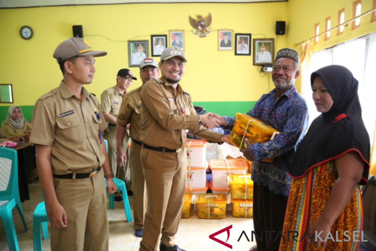 Deputy regent hands over aid to tornado victims