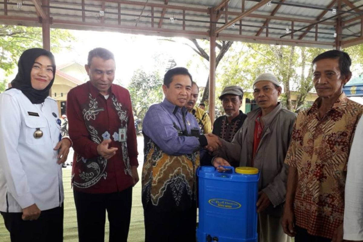 Mayor hands over assistance to farmer groups