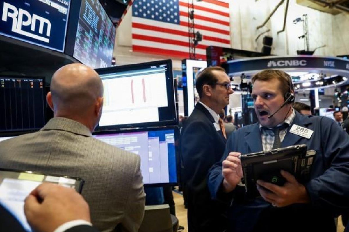 Wall Street ditutup menguat,  meskipun saham Boeing rontok