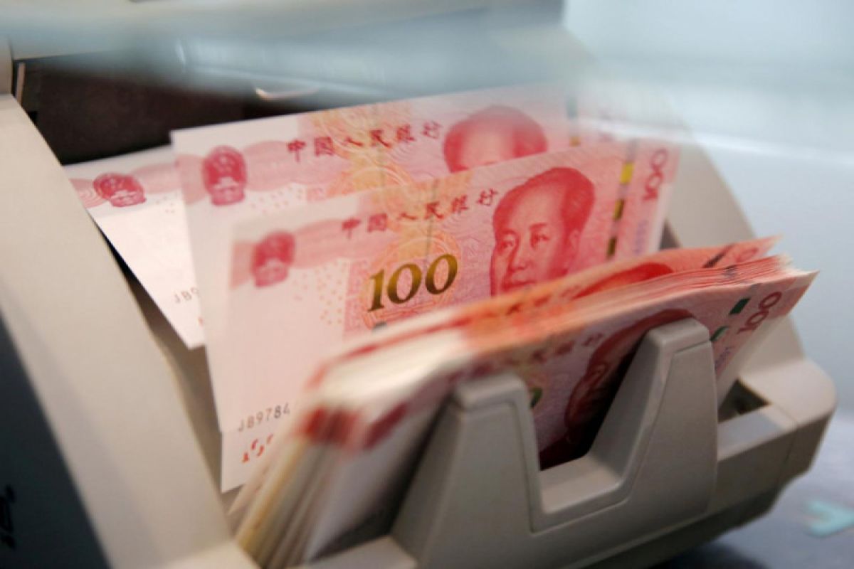 Yuan berbalik jatuh 108 basis poin terhadap dolar AS