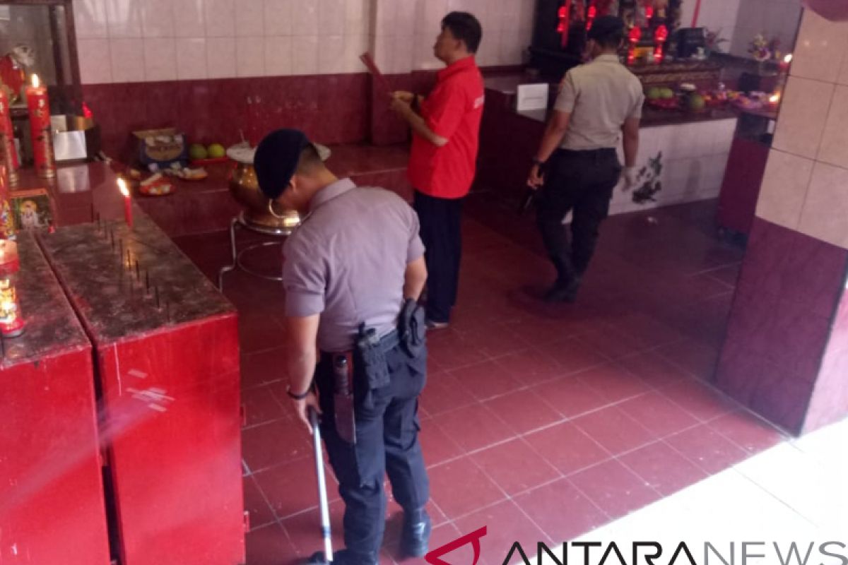 Polsek Metro Taman Sari sterilkan Vihara Dharma Bakti Jakarta Barat