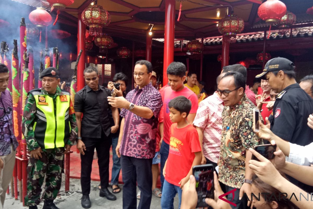 Jakarta Governor Baswedan visits Dharma Bhakti temple