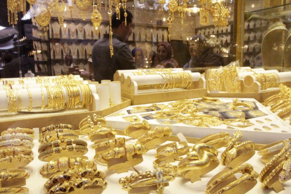 Didorong pembelian 'safe haven',  emas berjangka naik
