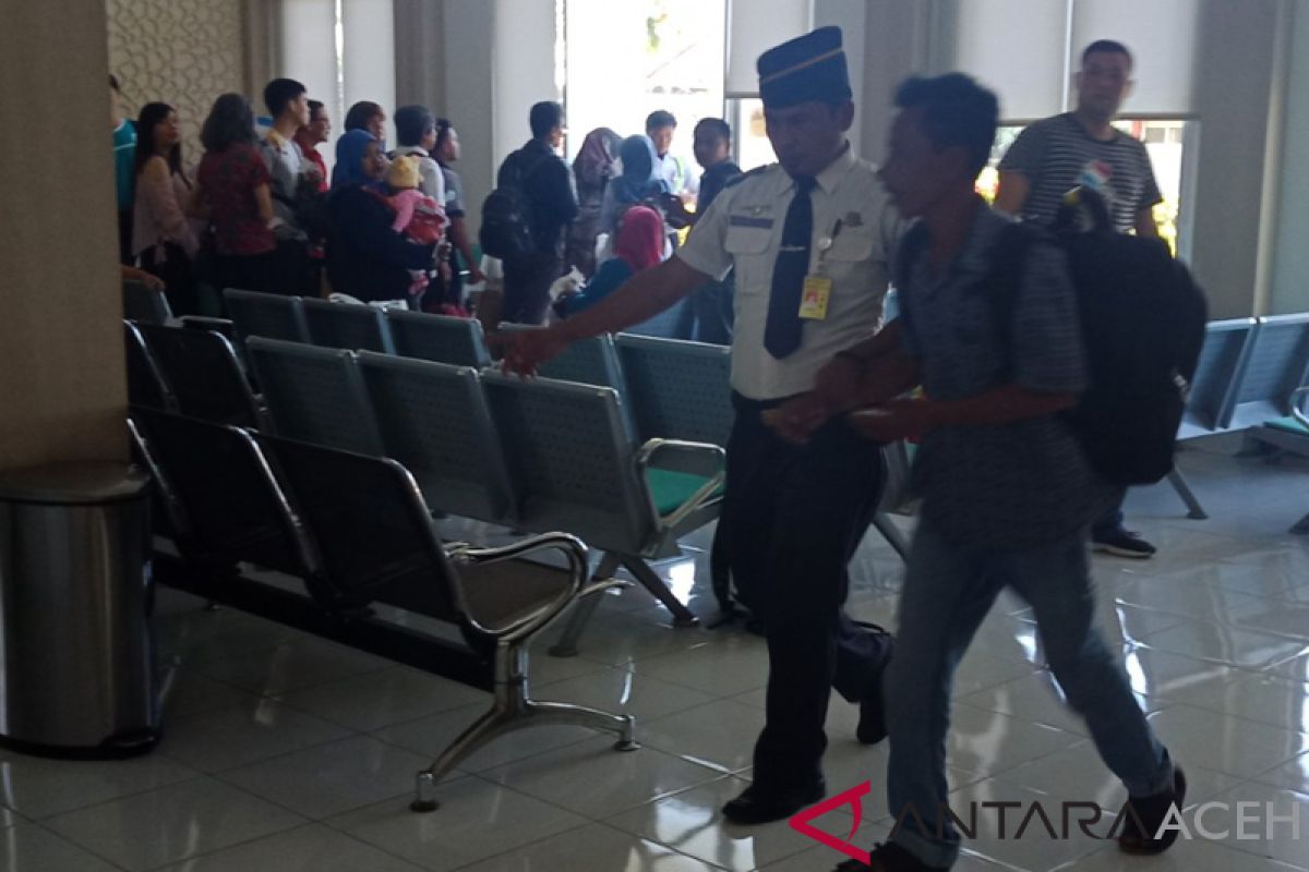 Salami keluarga saat akan naik ke pesawat, calon penumpang di Bandara Nagan Raya diamankan petugas