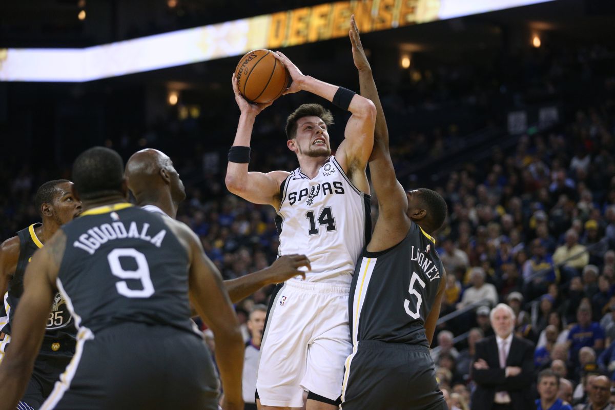 Warriors berhasil tekuk Spurs 141-102