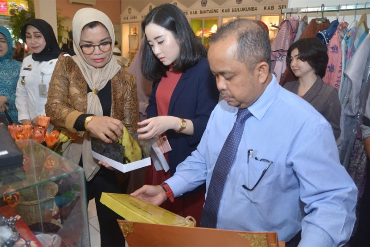 Dekranasda Sulsel gandeng PHRI pasarkan produk lokal