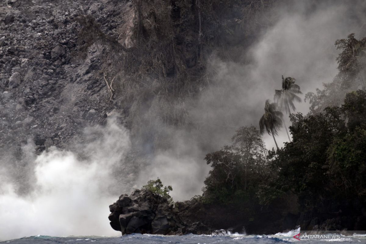 Lava Gunung Karangetang mengalir sampai ke laut