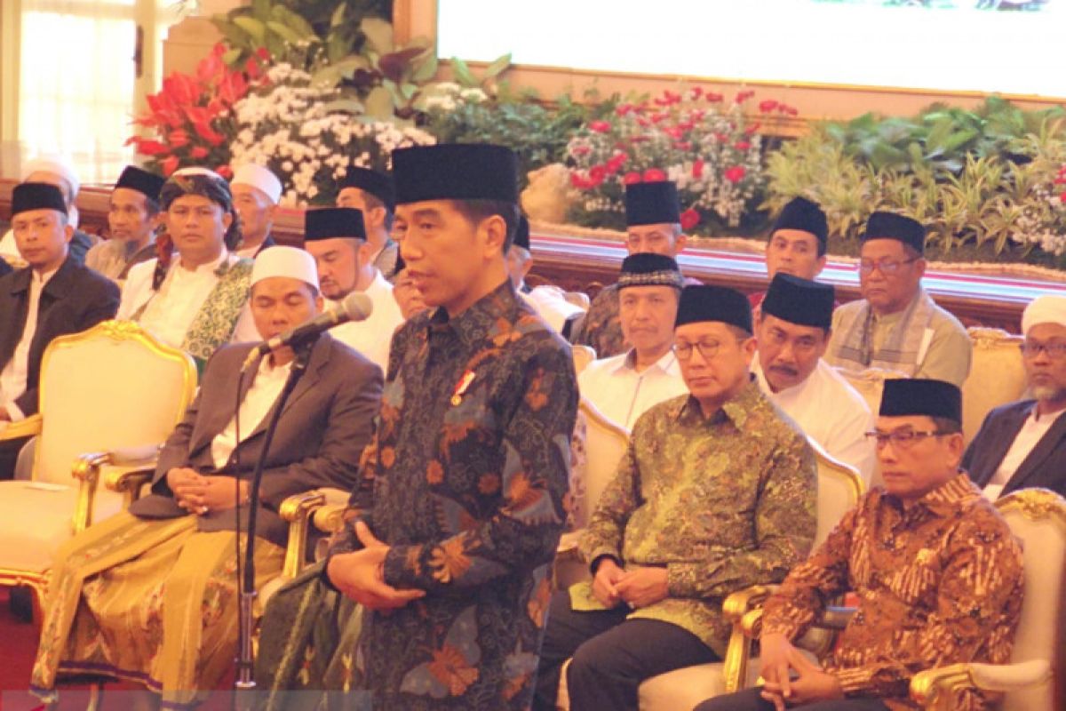 Jokowi ungkap alasan ketuai Komite Nasional Keuangan Syariah