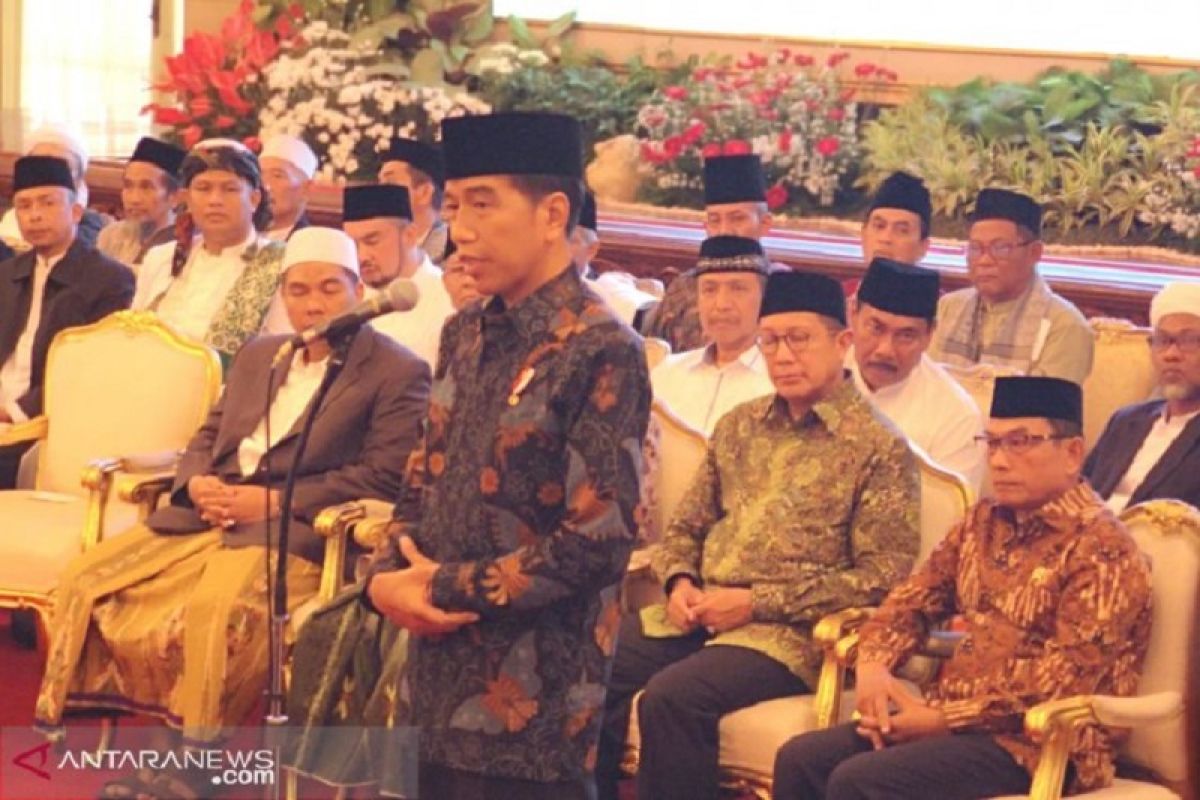 Jokowi Ungkap Alasan Ketuai Komite Nasional Keuangan Syariah