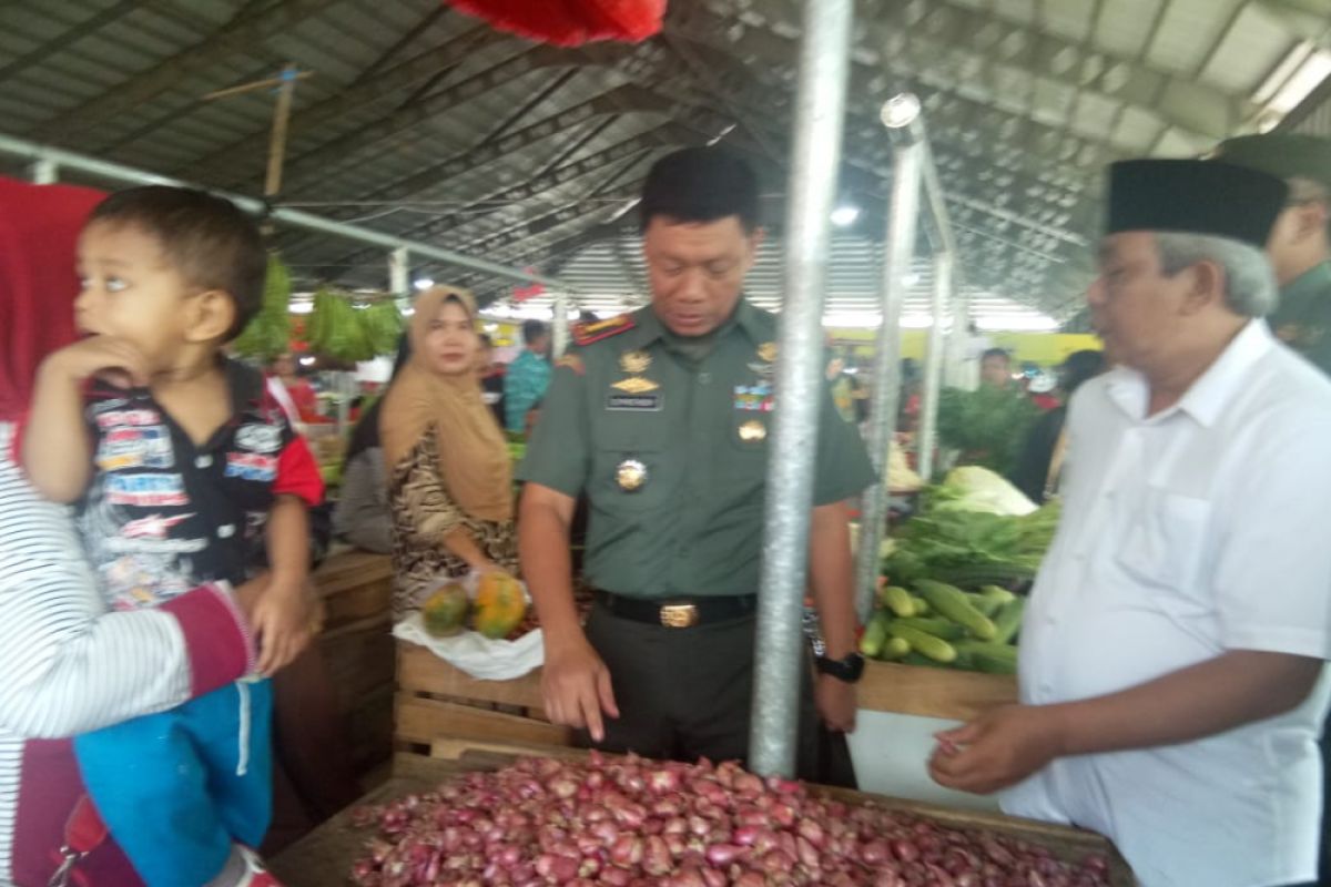 Danrem 042/Gapu silaturahim dengan pedagang Pasar Angsoduo