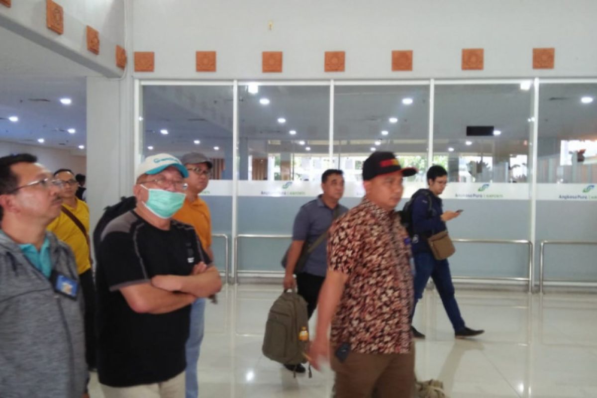 Alay  buronan Kejati Lampung diterbangkan melalui  Bandara Ngurah Rai