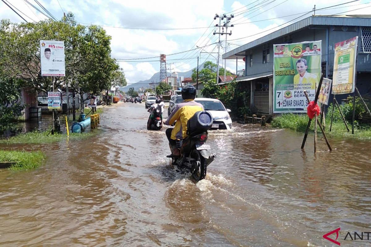 Sutarmidji janjikan perbaikan jalan raya Singkawang-Bengkayang