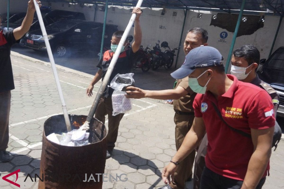 Kejari Batang musnahkan puluhan ribu obat berbahaya