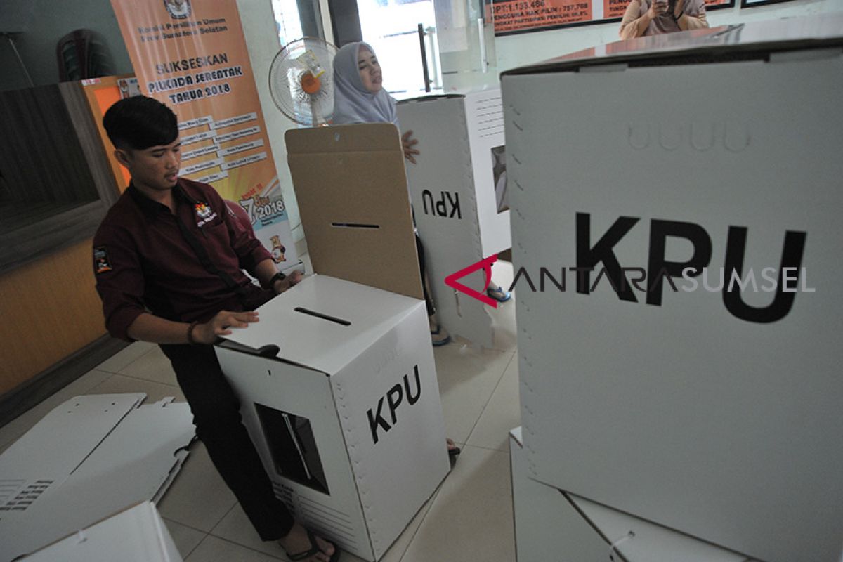 Distribusi logistik TPS pelosok gunakan peti kayu