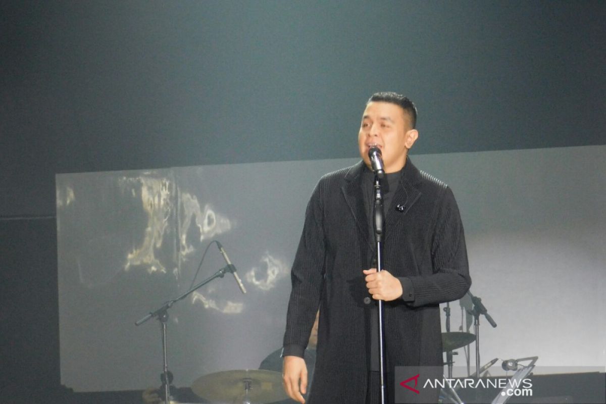 Curhatan Tulus saat konser Monokrom