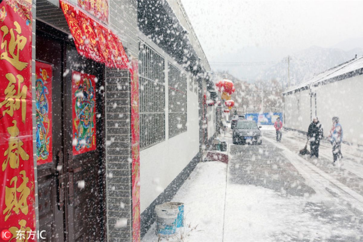 Hujan salju warnai hari kedua Imlek di Beijing