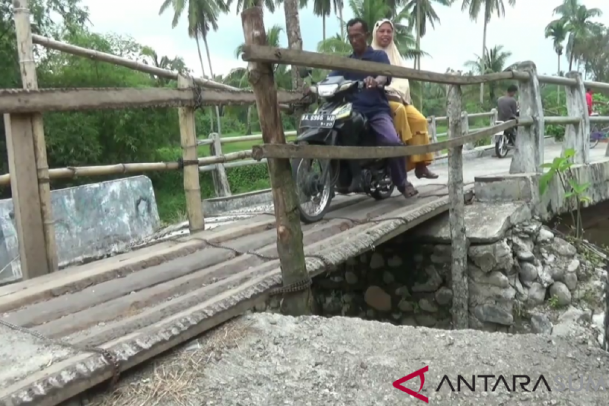 Warga Padang Pariaman harapkan perbaikan Jembatan Atok di Nagari Kurai Taji
