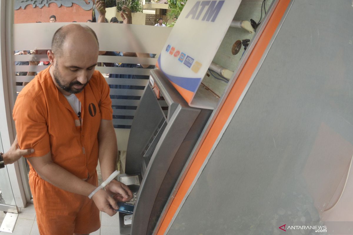 Polda Metro Jaya tangkap kelompok pencuri modus rusak mesin ATM
