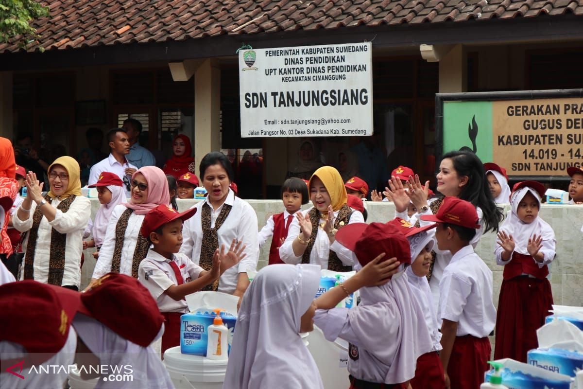Teaching disaster risk reduction at Indonesian schools
