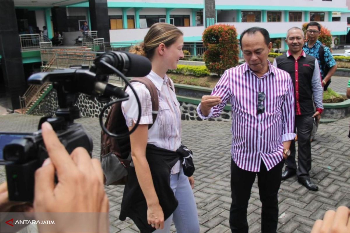 Menengok Antusiasme Mahasiswa Asing Membatik di IKIP Budi Utomo Malang