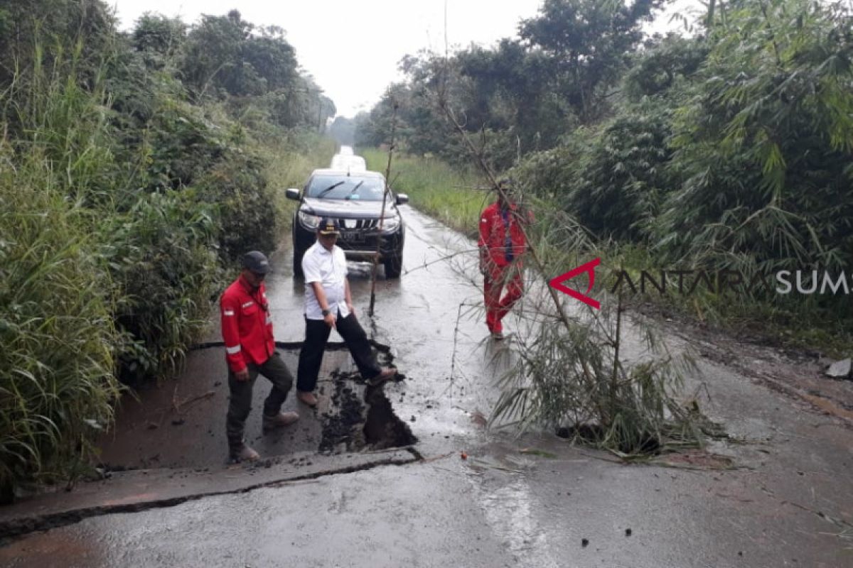 Hujan deras membuat jalan provinsi ambles
