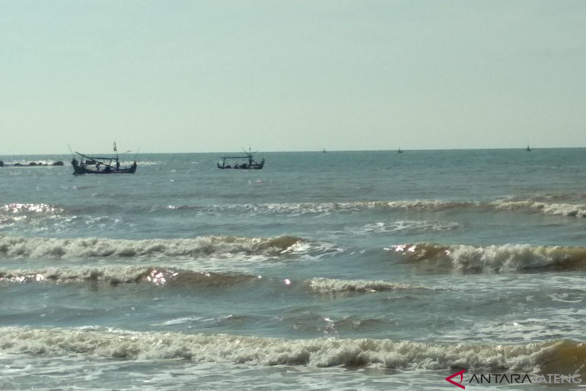 Nelayan Jepara tetap melaut meski gelombang tinggi