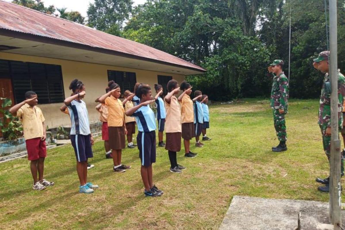 Prajurit tanamkan cinta tanah air kepada siswa di perbatasan