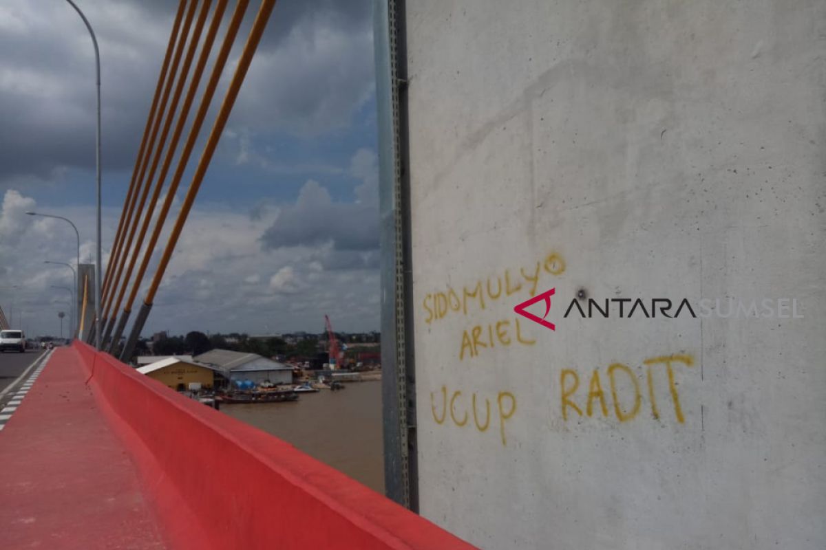 Jembatan Musi IV kotor jadi sasaran vandalisme