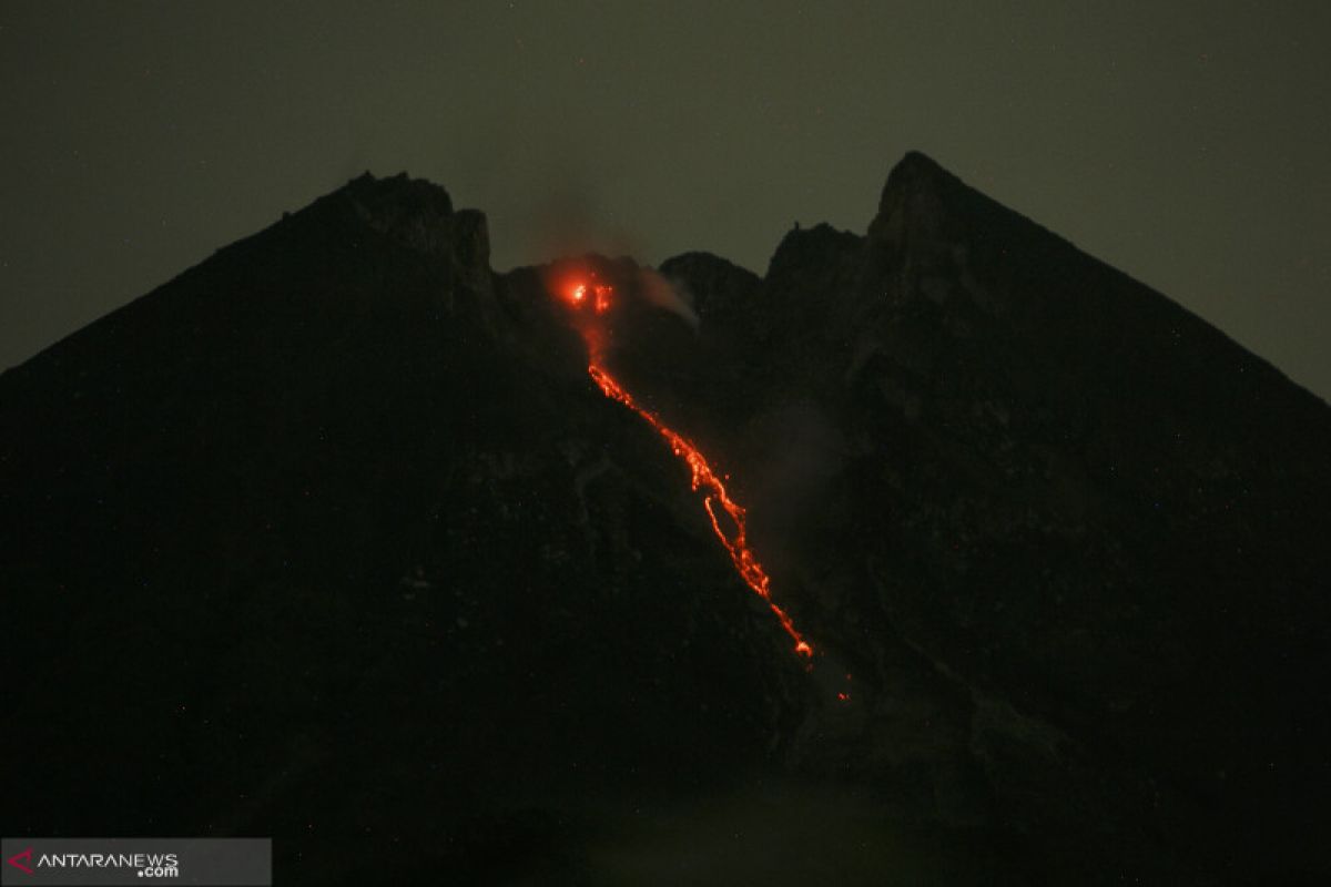 Gunung Merapi dua kali luncurkan guguran lava