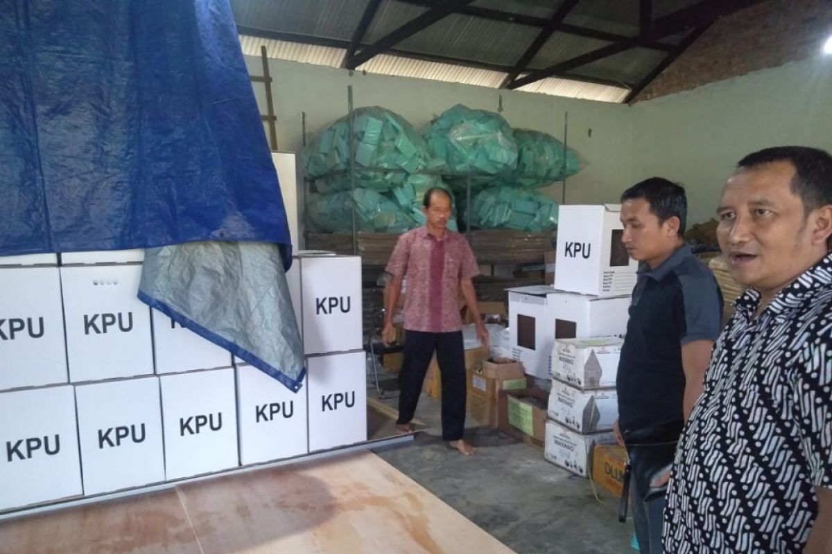 Bawaslu Bangka Tengah pantau proses perakitan kotak suara