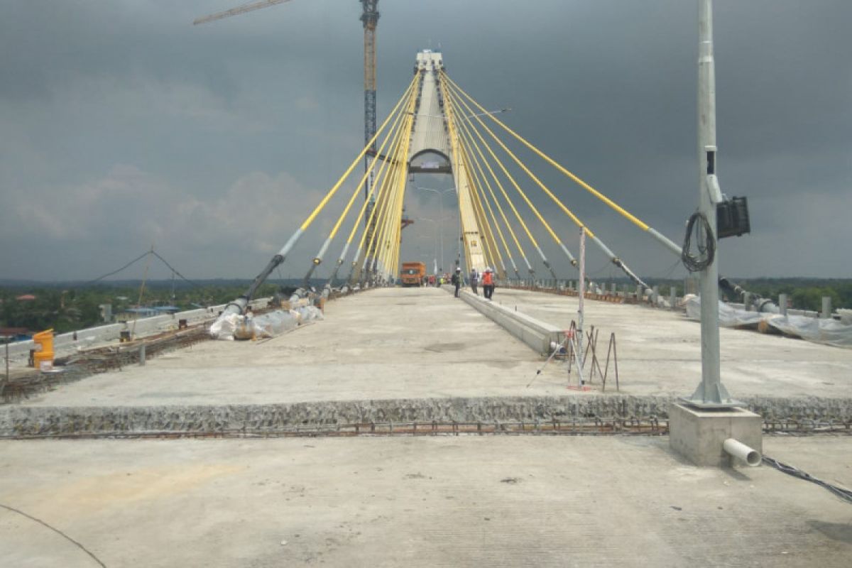 24 Truk Berjejer di Jembatan Siak IV, Ada apa ya?