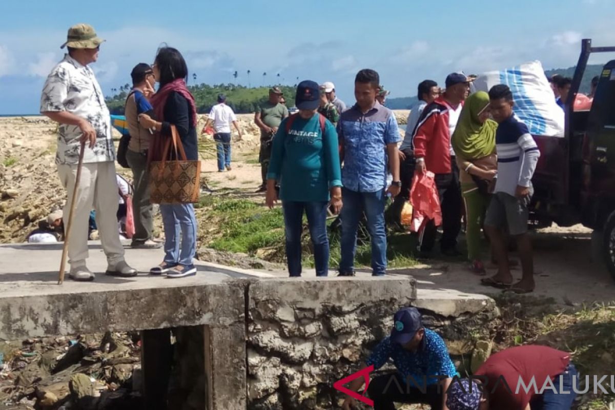 Bupati kerja bakti bersama warga di Elat