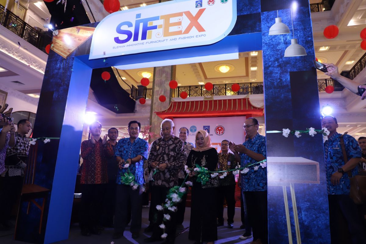 Bupati buka "Sleman Innovative Furnicraft and Fashion Expo"