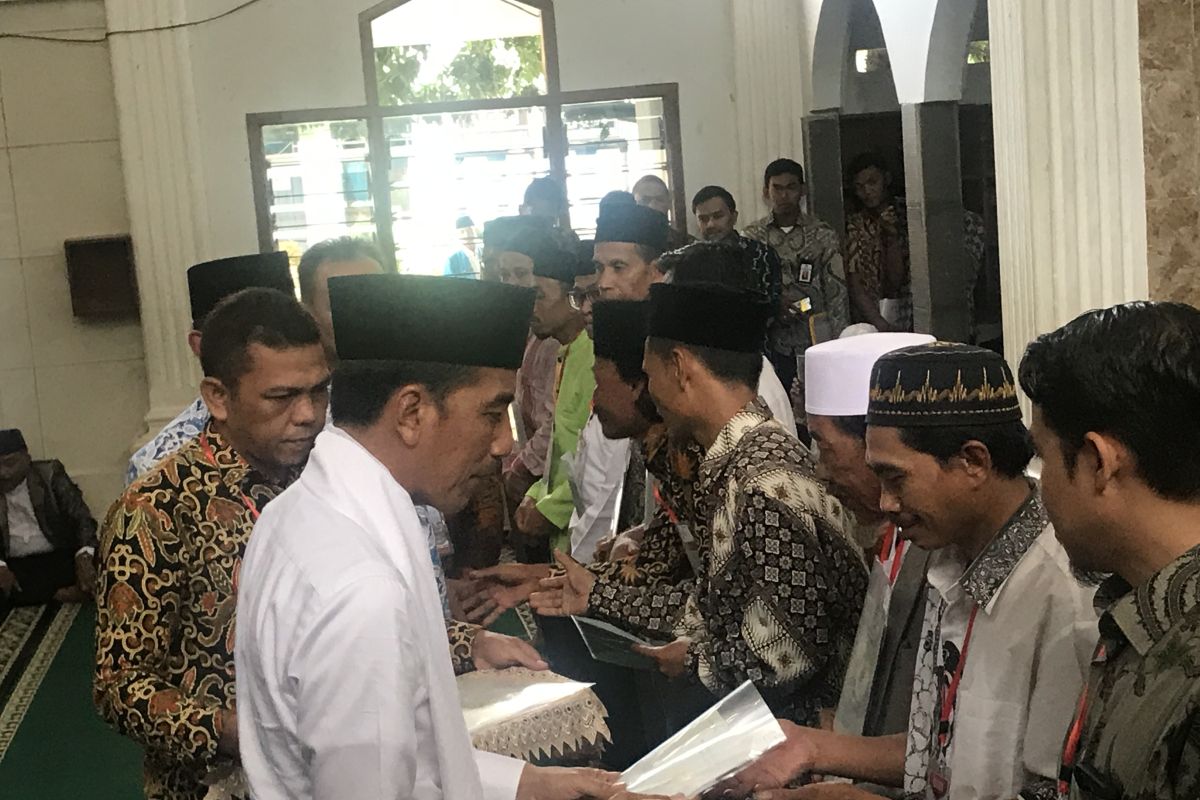 President distributes waqf land certificates in Cianjur to prevent disputes