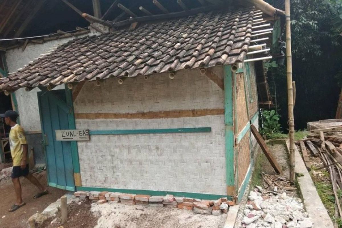 Kerusakan Rumah Akibat Retakan Tanah di Lebak Bertambah