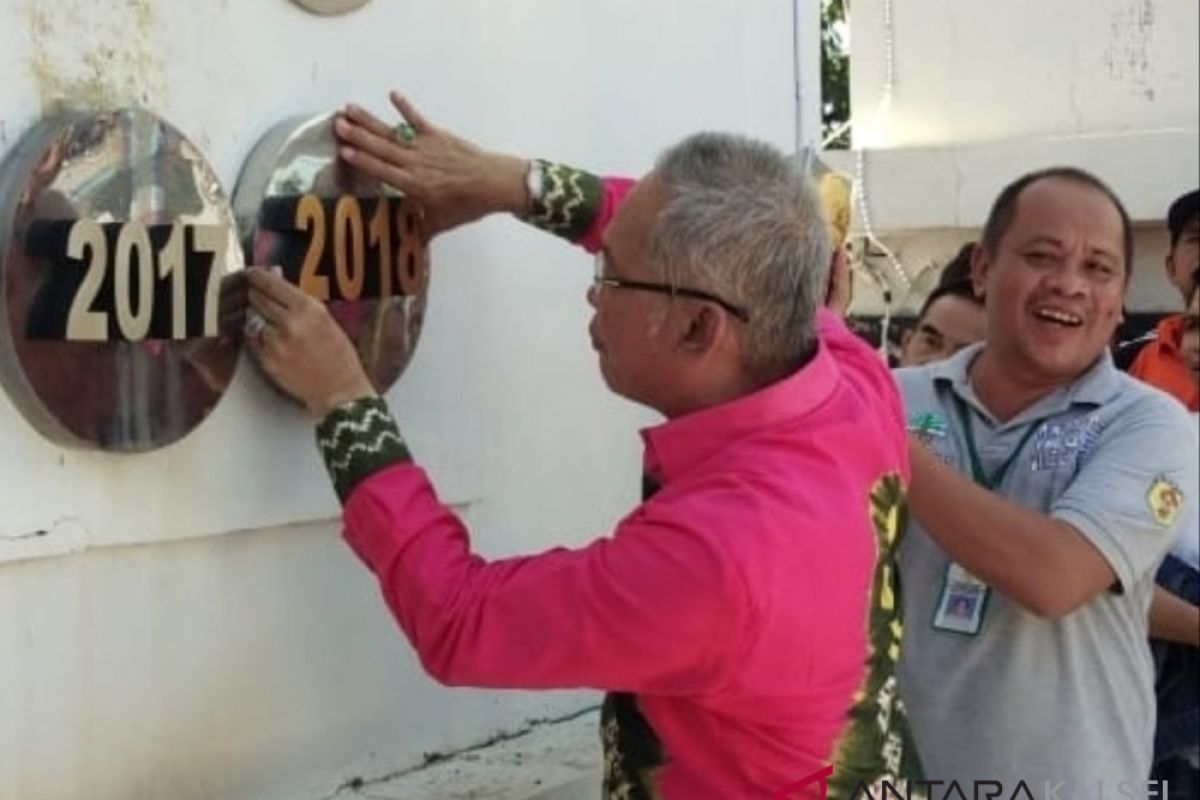 Chairansyah pasang plat Adipura 2018 di Tugu Simpang 10