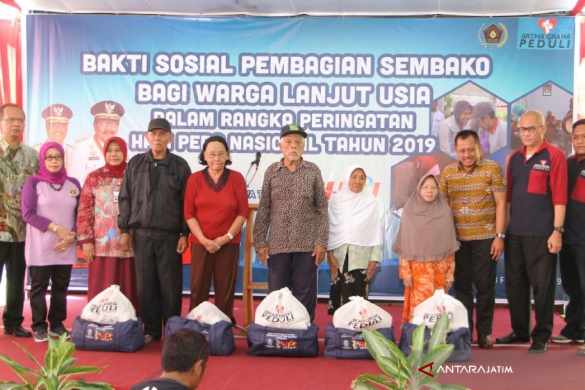 HPN 2019, Pemprov Jatim Bagikan Paket Sembako untuk Lansia