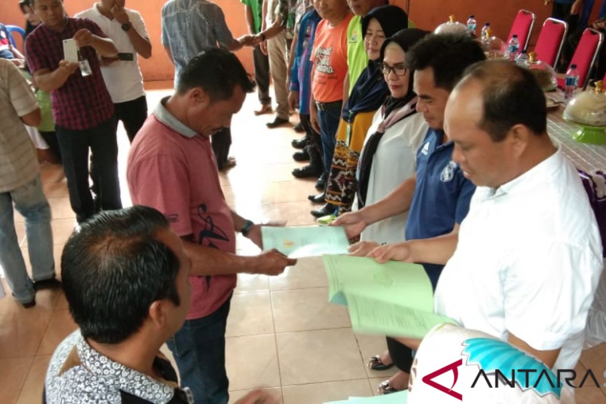 Pemkab Konawe Utara Serahkan 47 sertifikat tanah gratis