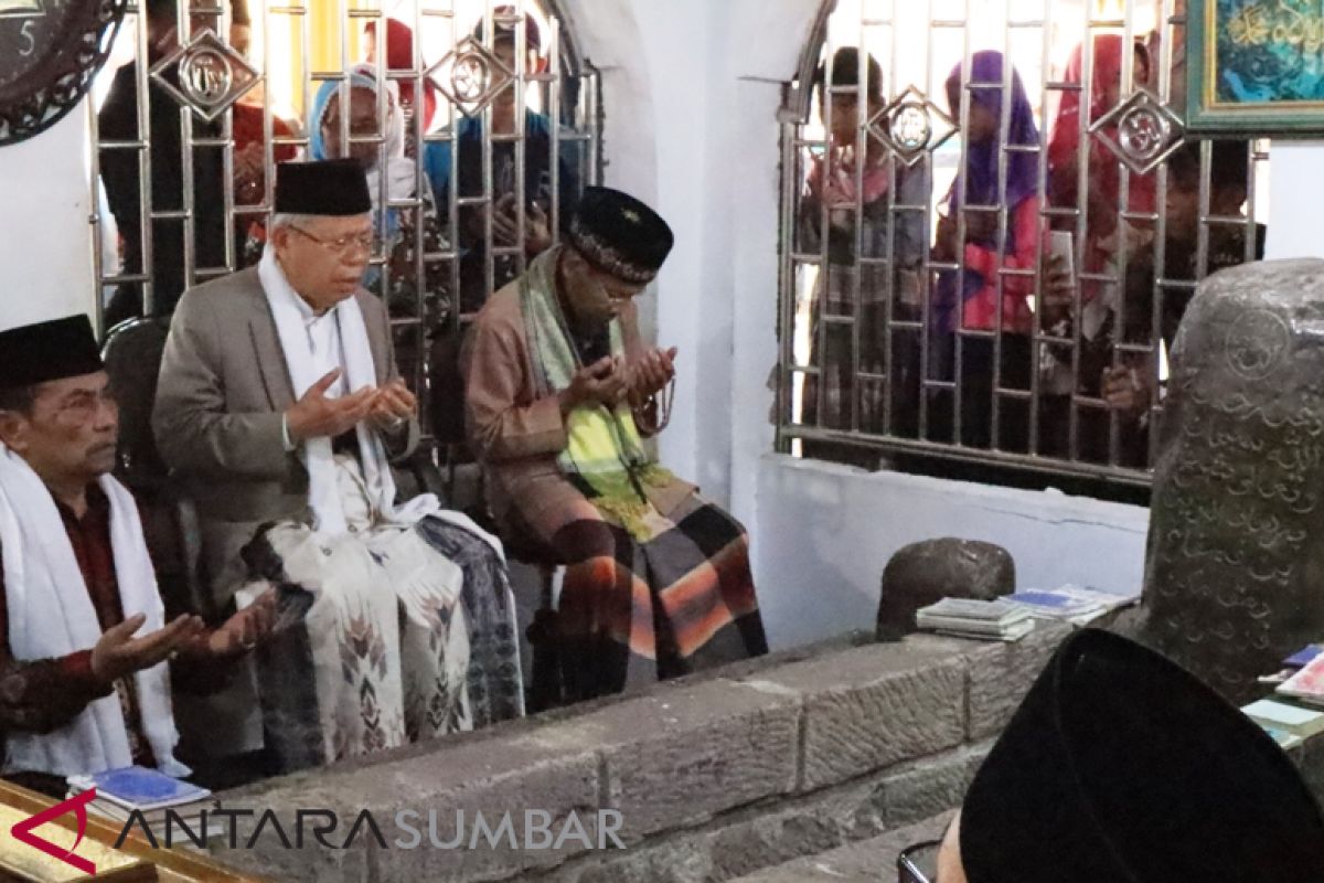 Ma'ruf Amin berziarah ke makam Syekh Burhanuddin Padang Pariaman