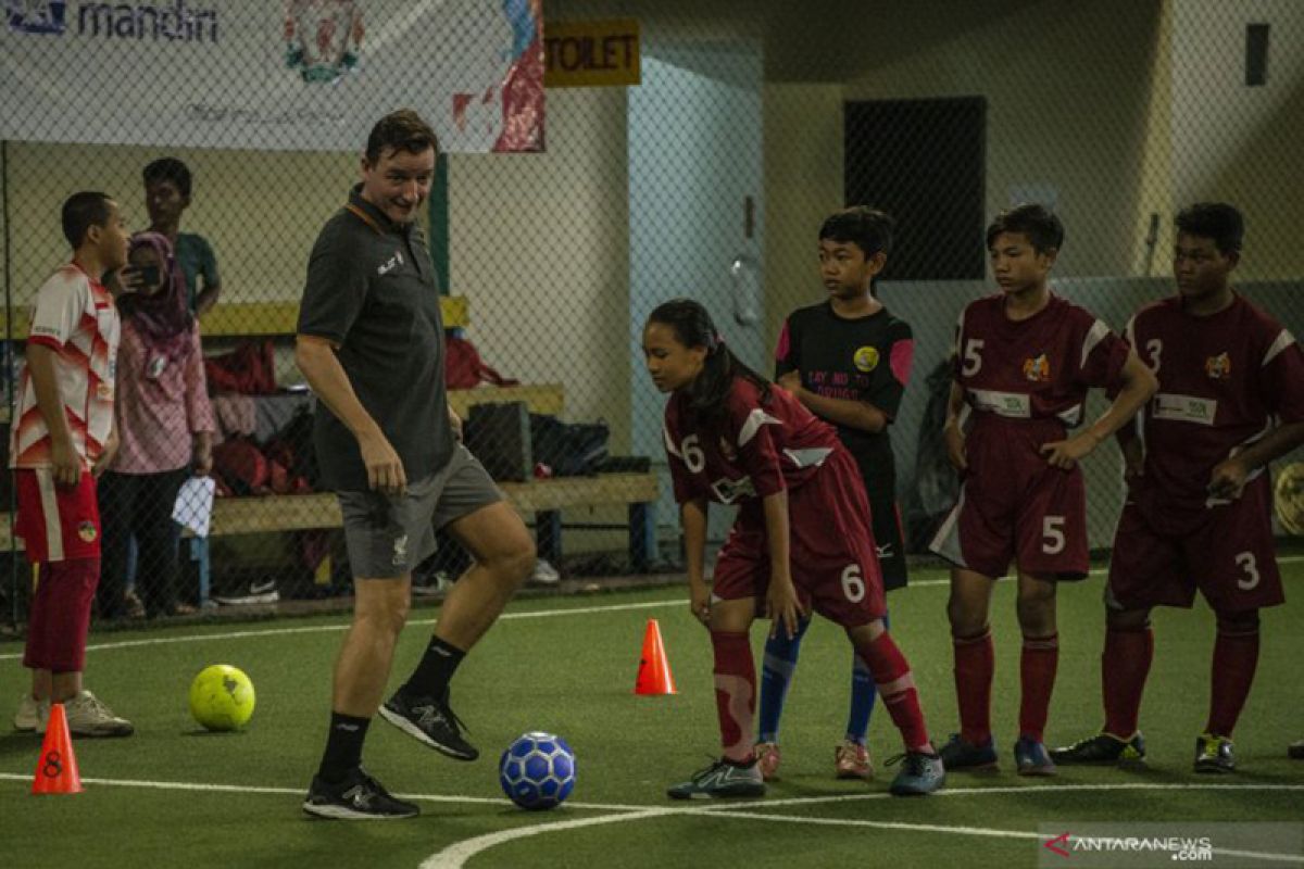 Legenda Liverpool ke Indonesia beri pelatihan dan inspirasi bagi anak-anak