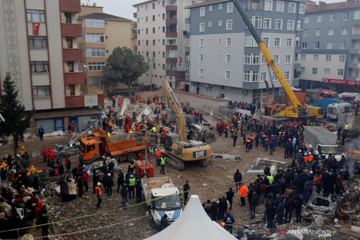 Seorang remaja selamat setelah dua hari tertimbun reruntuhan rumah susun di Istanbul