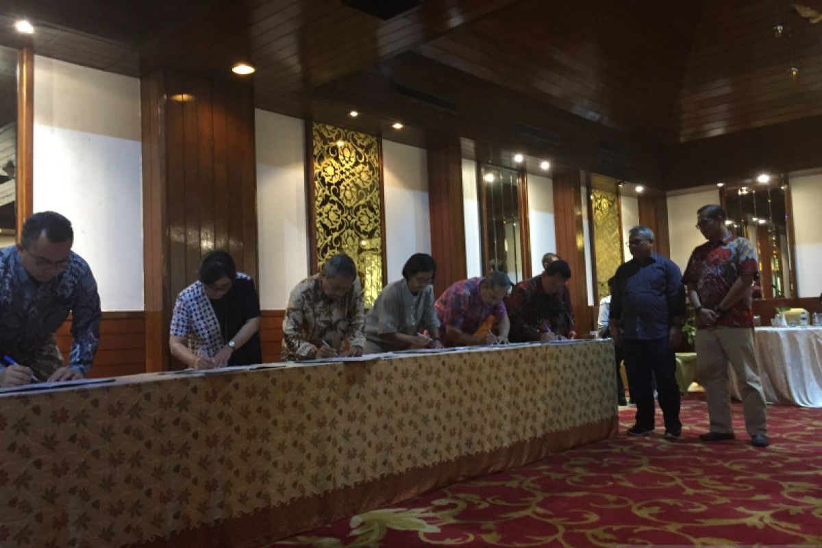 Panelis dan moderator debat capres kedua tandatangani pakta integritas